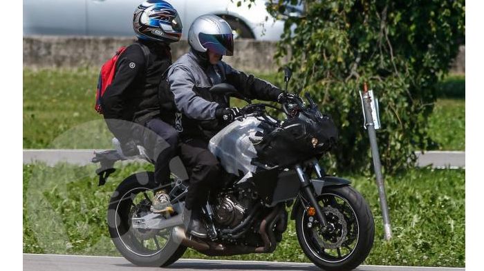 Το ΜΤ-07 Tracer με δύο ενήλικες επιβαίνοντες στη σέλα του.