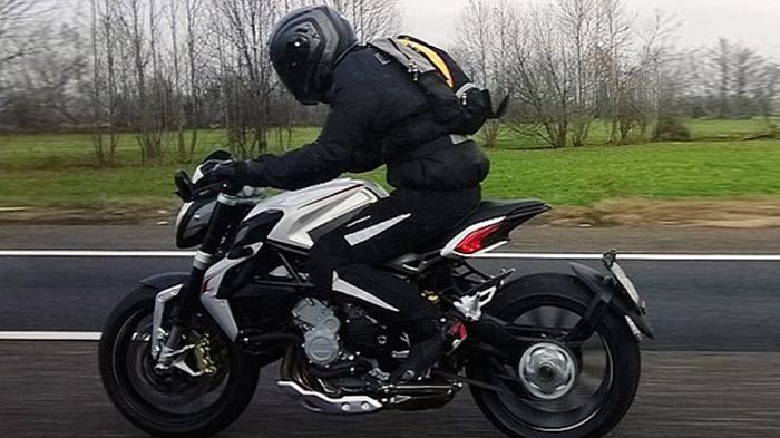 Το MV Agusta Dragster 800 εντοπίστηκε σε φάση δοκιμών λίγο έξω από το Varese της Το MV Agusta Dragster 800 εντοπίστηκε σε φάση δοκιμών λίγο έξω από το Varese της Ιταλίας.