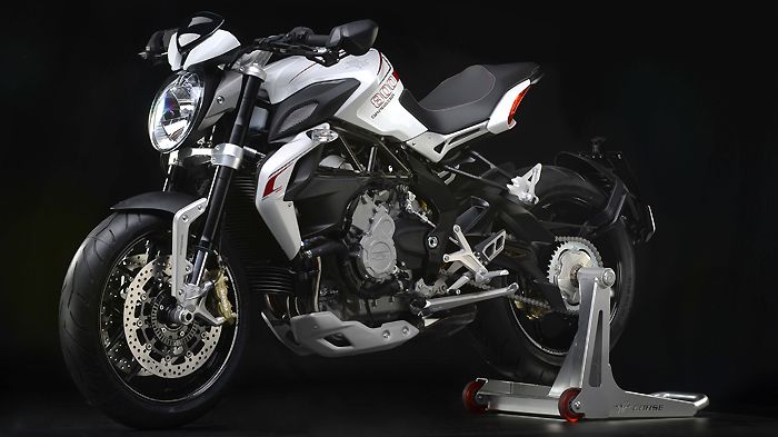 Ακρως εντυπωσιακή η έκδοση Dragster του Brutale 800. Ακρως εντυπωσιακή η έκδοση Dragster του Brutale 800.