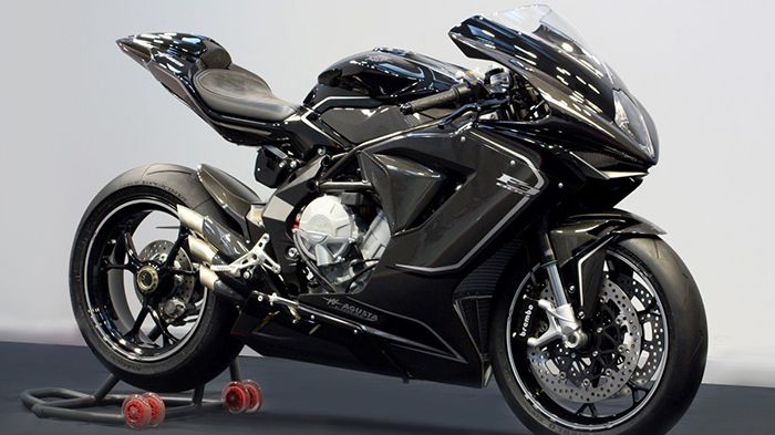 Μαύρη και απειλητική.