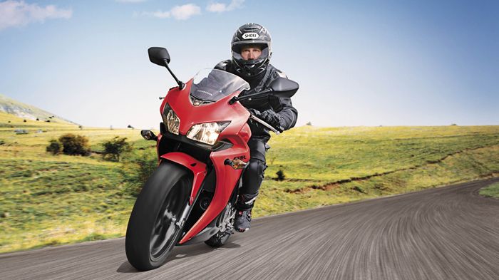 Το CBR500R έγινε κόκκινο μονόχρωμο για το 2015. 