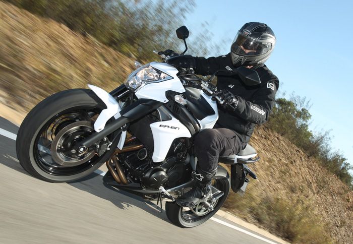 Στρίβει γρήγορα και διασκεδαστικά σε δρόμο με στροφές. Το φαρδύτερο τιμόνι προσφέρει καλύτερο έλεγχο σε σχέση με το προηγούμενο ER-6n. 