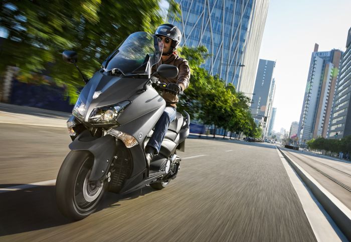 Το ανανεωμένο TMAX ξεκίνησε να διατίθεται και στη χώρα μας, από 10.990 ευρώ.