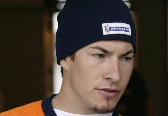 Πέφτει και αστειεύεται