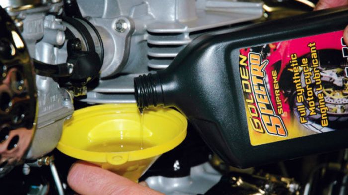 Λιπαίνει, ψύχει και καθαρίζει τον κινητήρα Λιπαίνει, ψύχει και καθαρίζει τον κινητήρα