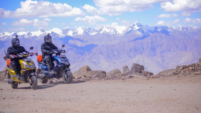 Οι δύο αναβάτες περνώντας από το Khardung La. Οι δύο αναβάτες περνώντας από το Khardung La.