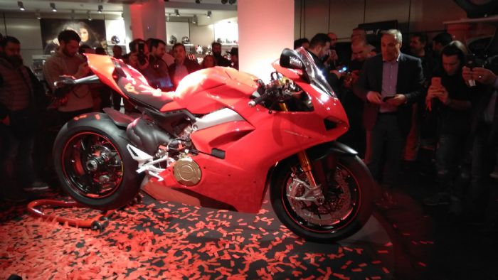 Ιδού η Ducati Panigale V4S, από την Ducati Athens. 