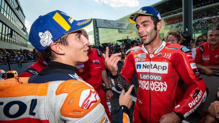 O Danilo Petrucci (δεξιά) με τον Marc Marquez 