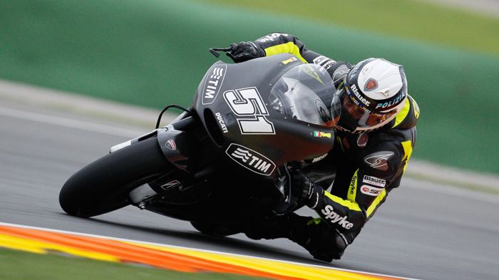 O Michelle Pirro με τη νέα Desmosedici GP13, στην πίστα της Jerez.