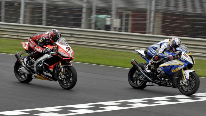 Αυτό σημαίνει νίκη στο νημα. Στο πρώτο σκέλος ο Melandri κέρδισε τη μάχη με τον Guintoli για 7 χιλιοστά του δευτερολέπτου!