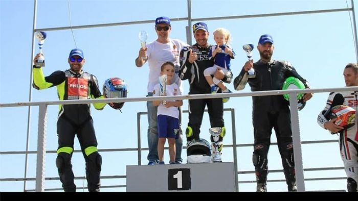 To podium του αγώνα Superbikes, μετά τον τερματισμό. Από αριστερά, Πίππος, Μπεγνής, Παπαγγέλου. 
