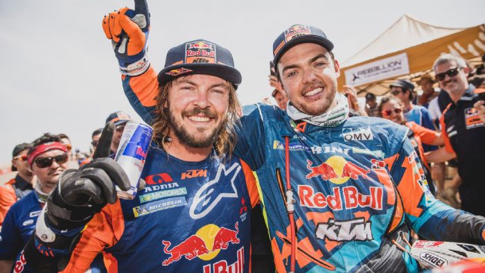 Ο Toby Price (αριστερά) μαζί με τον Matthias Walkner. Ο Toby Price (αριστερά) μαζί με τον Matthias Walkner.