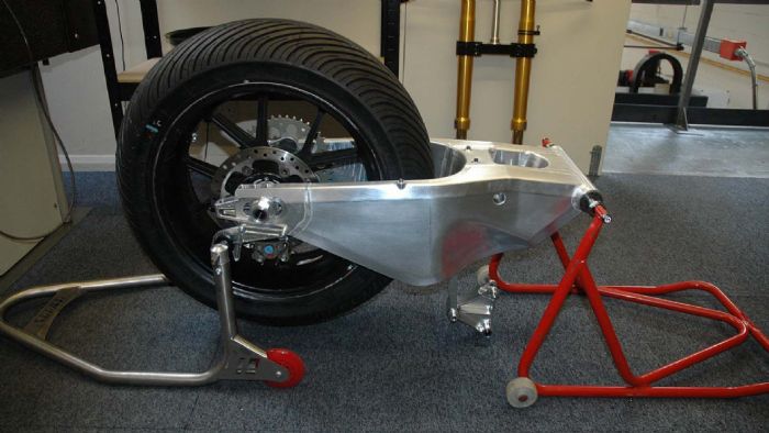 Ένα ψαλίδι αγωνιστικής μοτοσυκλέτας. Η απίστευτα ισχυρή κατασκευή του είναι προφ Ένα ψαλίδι αγωνιστικής μοτοσυκλέτας. Η απίστευτα ισχυρή κατασκευή του είναι προφανής ακόμη και στην φωτογραφία.