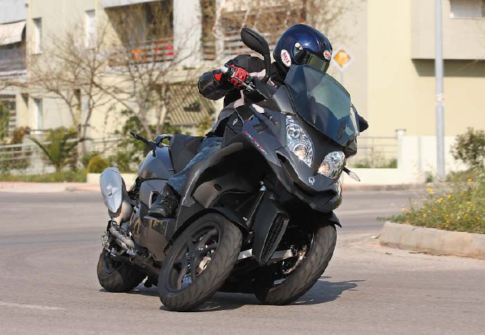 Το σύστημα HTS τεντώνει και μαζεύεται, μεταμορφώνοντας το 350D σε εξωγήινο έντομο που πίνει το αίμα της ασφάλτου.