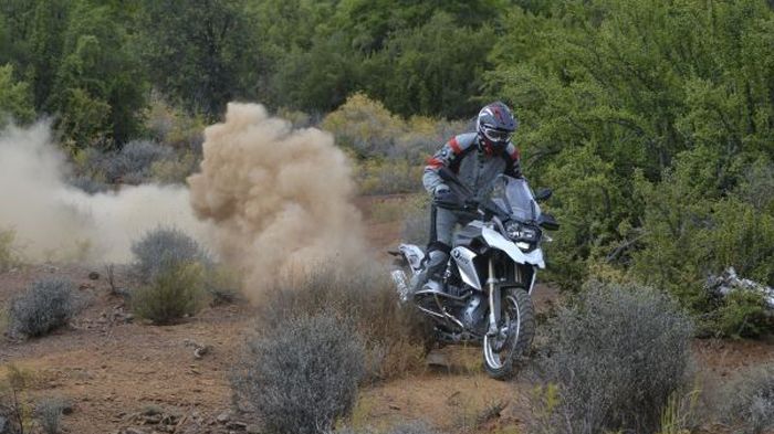 Το ανανεωμένο R 1200 GS θα διατίθεται και στη χώρα μας από 1η Μαρτίου, στην τιμή των 15.450 ευρώ. 