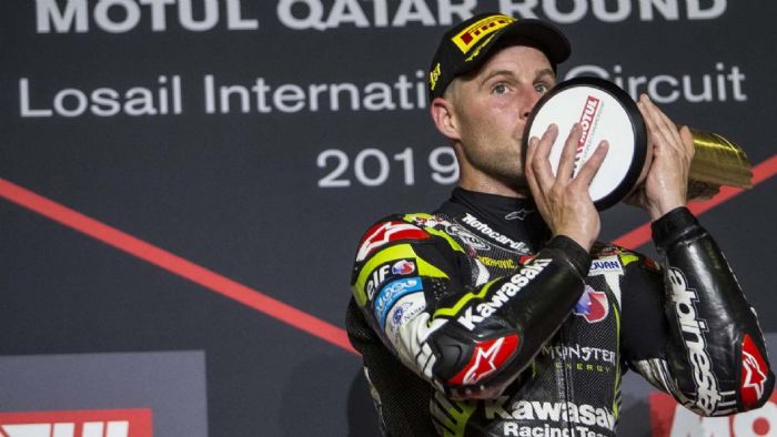 O Jonathan Rea φιλά το τελευταίο κύπελλο νίκης της αγωνιστικής χρονιάς του 2019. O Jonathan Rea φιλά το τελευταίο κύπελλο νίκης της αγωνιστικής χρονιάς του 2019.