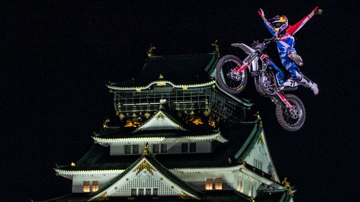 Μπροστά από το εντυπωσιακό κάστρο της Οσάκα έγινε ο πρώτος αγώνας στην Ιαπωνία, στην ιστορία του Red Bull X-Fighters.