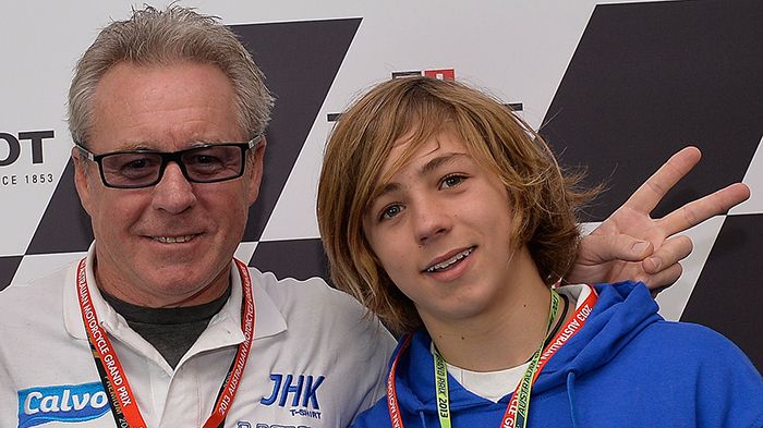 Ο θρύλος των GP, Wayne Gardner, μαζί με τον γιο του, Remy. Ο θρύλος των GP, Wayne Gardner, μαζί με τον γιο του, Remy.