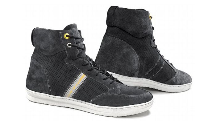 Τα Revit Stelvio θα τα βρείτε στη Bikers World στα 144 ευρώ από το e-shop του καταστήματος. Περισσότερα στο τηλ. 210 2772422.