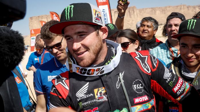 Ο Ricky Brabec σε ενσταντανέ μετά την νίκη του στο Dakar 2020. 