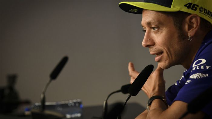 O Valentino Rossi σε στιγμιότυπο από συνέντευξη τύπου. O Valentino Rossi σε στιγμιότυπο από συνέντευξη τύπου.