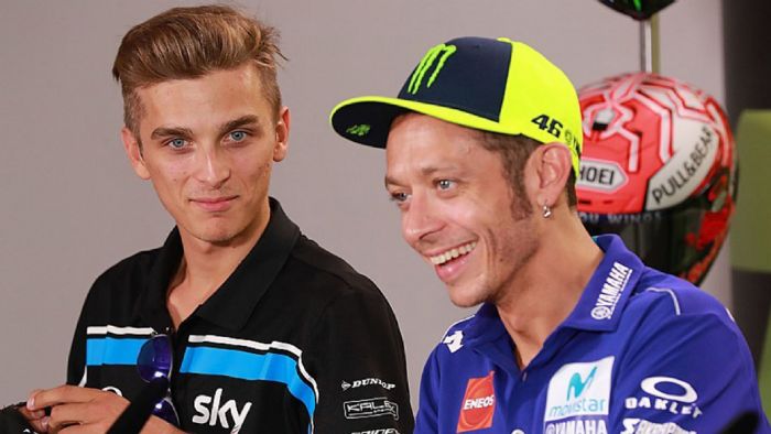 Ο Luca Marini (αριστερά), δίπλα στον Valentino Rossi. 