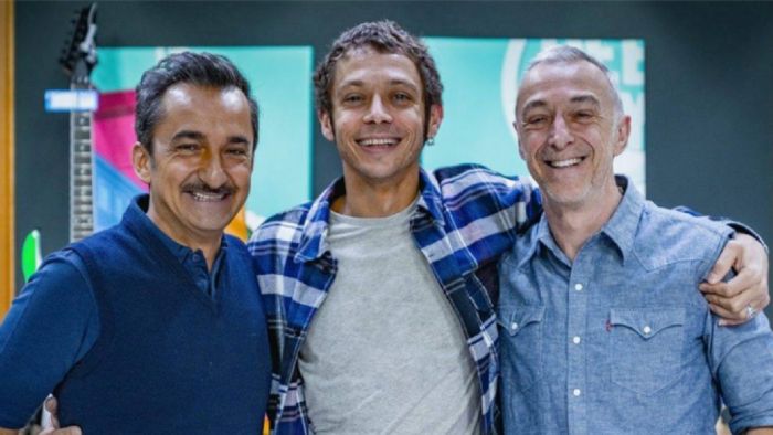 Ο Rossi πλαισιωμένος από τους οικοδεσπότες του ιταλικού Radio Deejay, Linus και Ο Rossi πλαισιωμένος από τους οικοδεσπότες του ιταλικού Radio Deejay, Linus και Nicola Savino.