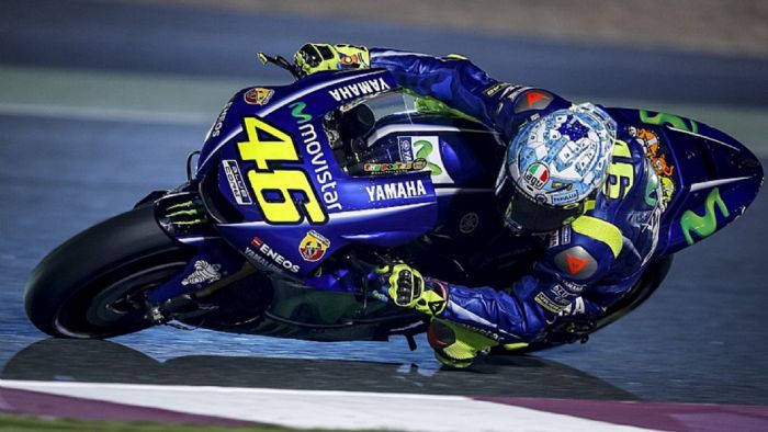 Έτοιμος για το Κατάρ ακόμα και υπο βροχή, ο Rossi αλλά και οι άλλοι αναβάτες. Έτοιμος για το Κατάρ ακόμα και υπο βροχή, ο Rossi αλλά και οι άλλοι αναβάτες.