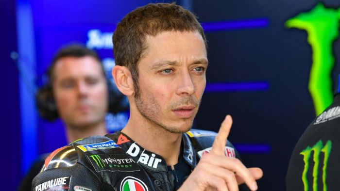 O Valentino Rossi... κουνάει το δάχτυλο στο ενδεχόμενο ονομασίας κάποιας στροφής με το όνομά του! 