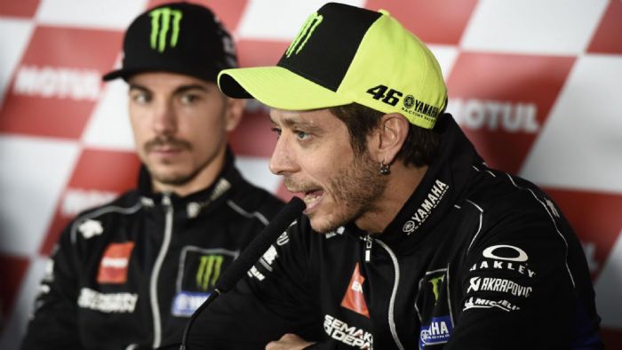 O Valentino Rossi με τον Maverick Vinales στο παρασκήνιο. O Valentino Rossi με τον Maverick Vinales στο παρασκήνιο.