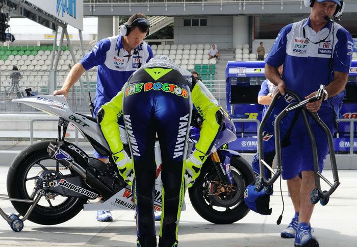 Επίσημα λοιπόν ο γιατρός των MotoGP, στη Yamaha για τα επόμενα δύο χρόνια. Ευχόμαστε σύντομη επιστροφή στις νίκες.