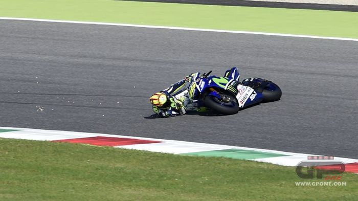 Το μπροστινό λάστιχο μόλις έχει αποχαιρετήσει την πρόσφυσή του.