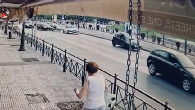 Ασυνείδητος οδηγός παρασύρει μοτοσυκλετιστή στη Βασιλίσσης Σοφίας και τον παρατάει! (Video)
