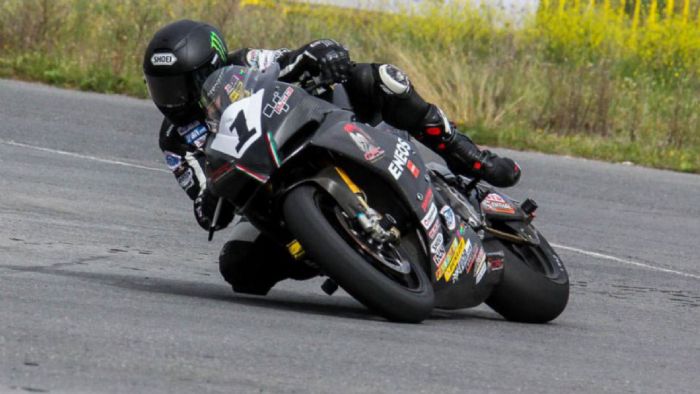 Ο Σάκης Συνιώρης οδηγώντας για τη νική