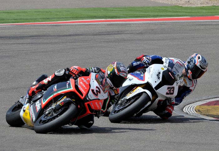 Στη χαοτικά μεγάλη, και απίστευτα γρήγορη πίστα του Aragon, σε ένα γύρο με ελάχι Στη χαοτικά μεγάλη, και απίστευτα γρήγορη πίστα του Aragon, σε ένα γύρο με ελάχιστους θεατές.