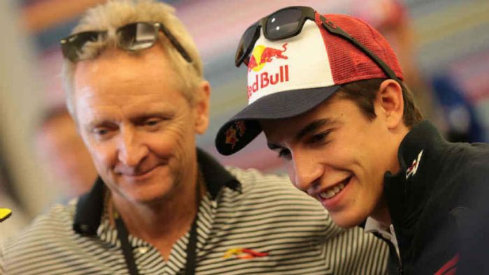 O Schwantz (αριστερά) σε φωτογραφία με τον Marc Marquez. O Schwantz (αριστερά) σε φωτογραφία με τον Marc Marquez.