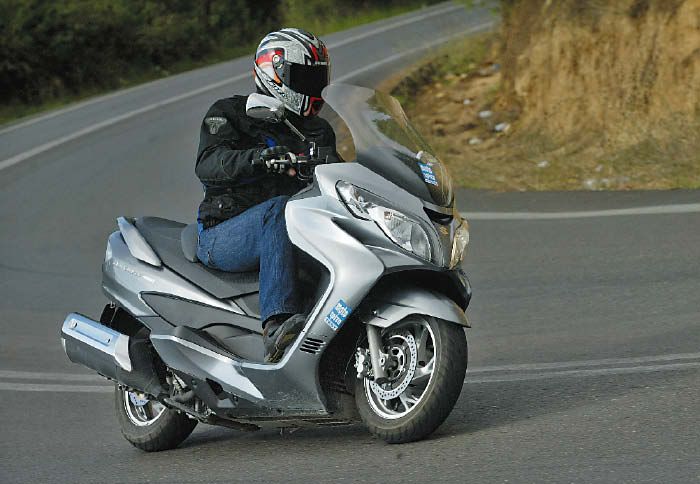 Το Suzuki Burgman 400 είναι μια από τις καλύτερες επιλογές, αν θέλεις ένα scooter με το οποίο θα πας σχεδόν παντού, με όλη σου την προίκα!	