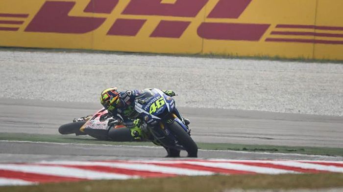 Η μοιραία στιγμή όπου οι Marquez έχει πέσει και ο Rossi τον κοιτά έκπληκτος. Η μοιραία στιγμή όπου οι Marquez έχει πέσει και ο Rossi τον κοιτά έκπληκτος.