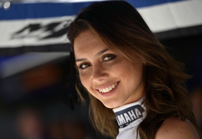 Όμορφο χαμόγελο από το κορίτσι της εργοστασιακής ομάδας της Yamaha. Στο GP όμως, Όμορφο χαμόγελο από το κορίτσι της εργοστασιακής ομάδας της Yamaha. Στο GP όμως, μόνο ο Lorenzo κρατήθηκε όρθιος από την ομάδα.