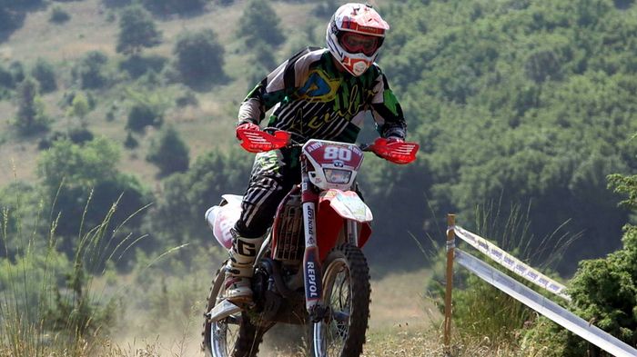 Ο Βασίλης Σιαφαρίκας οδηγώντας μία Honda CRE 450R, ήταν ο πρώτος Έλληνας οδηγός στην κατηγορία Ε2, στην Καστοριά.