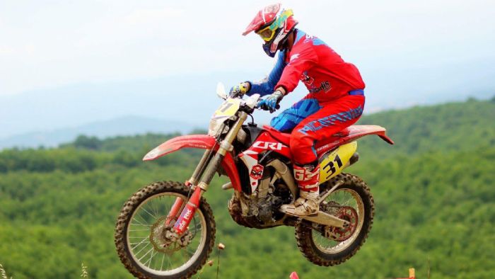 Ο Βασίλης Σιαφαρίκας επί το έργον, στην Honda CRF480R του. Ο Βασίλης Σιαφαρίκας επί το έργον, στην Honda CRF480R του.