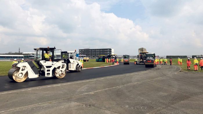 Στρώνεται εκ νέου η πίστα του Silverstone για να είναι όπως πρέπει για το φετινό MotoGP. 