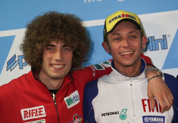 O Valentino Rossi και άλλοι άσοι από το χώρο της μοτοσικλέτας, τίμησαν τη μνήμη O Valentino Rossi και άλλοι άσοι από το χώρο της μοτοσικλέτας, τίμησαν τη μνήμη του Marco Simoncelli.