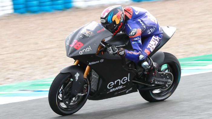 O Bradley Smith δοκιμάζοντας την ηλεκτρική μοτοσυκλέτα της Energica