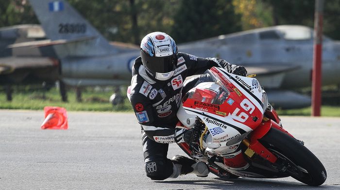 Με φόντο τα πολεμικά αεροπλάνα, ο Μιχάλης Σπηλιώτης έδωσε τη δική του μάχη, κερδίζοντας την δεύτερη θέση στον 5ο αγώνα, στην Τρίπολη.