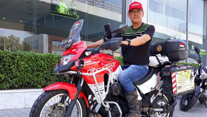 Ο Stephen Langitan έξω από την αντιπροσωπεία της Kawasaki, στην Αθήνα. Ο Stephen Langitan έξω από την αντιπροσωπεία της Kawasaki, στην Αθήνα.