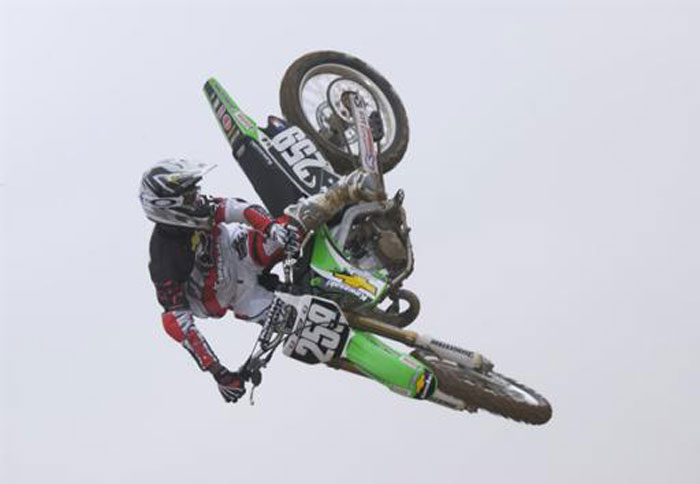 Χρυσή ZX-6R από χορηγό σε αναβάτη 