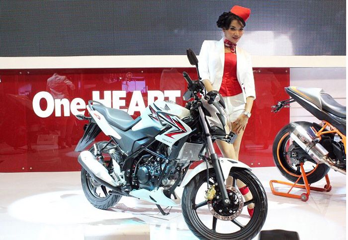 Το νέο CB150R βασίζεται πάνω στο CBR 150R και προς το παρόν θα διατίθεται μόνο σ Το νέο CB150R βασίζεται πάνω στο CBR 150R και προς το παρόν θα διατίθεται μόνο στις ασιατικές αγορές.