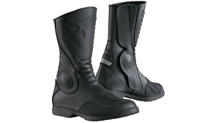 Τις Stylmartin Delta θα τις βρείτε στην τιμή των 196 ευρώ στην Μπαξεβάνης Moto. Περισσότερα στο τηλ. 210-9237000.