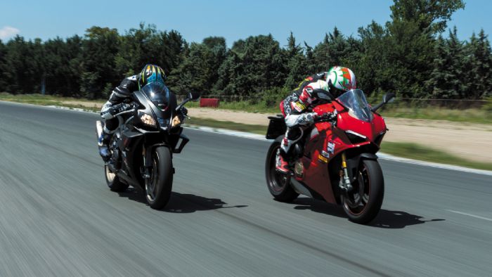 Aprilia RSV4 1100 Factory VS Ducati Panigale V4S